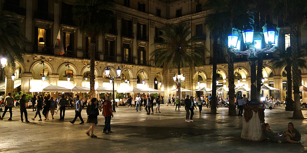 Plaza Reial by night