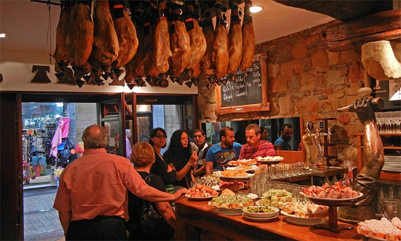 Tapas bar in the Calle del Puerto