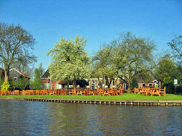 Hotel Geertien on 'De Wetering' canal